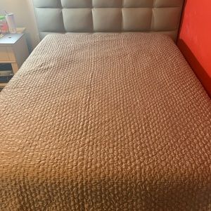 Kenneth Cole queen size bed spread.